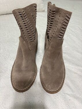 Dolce Vita Size 7.5 Suede Ankle Boots